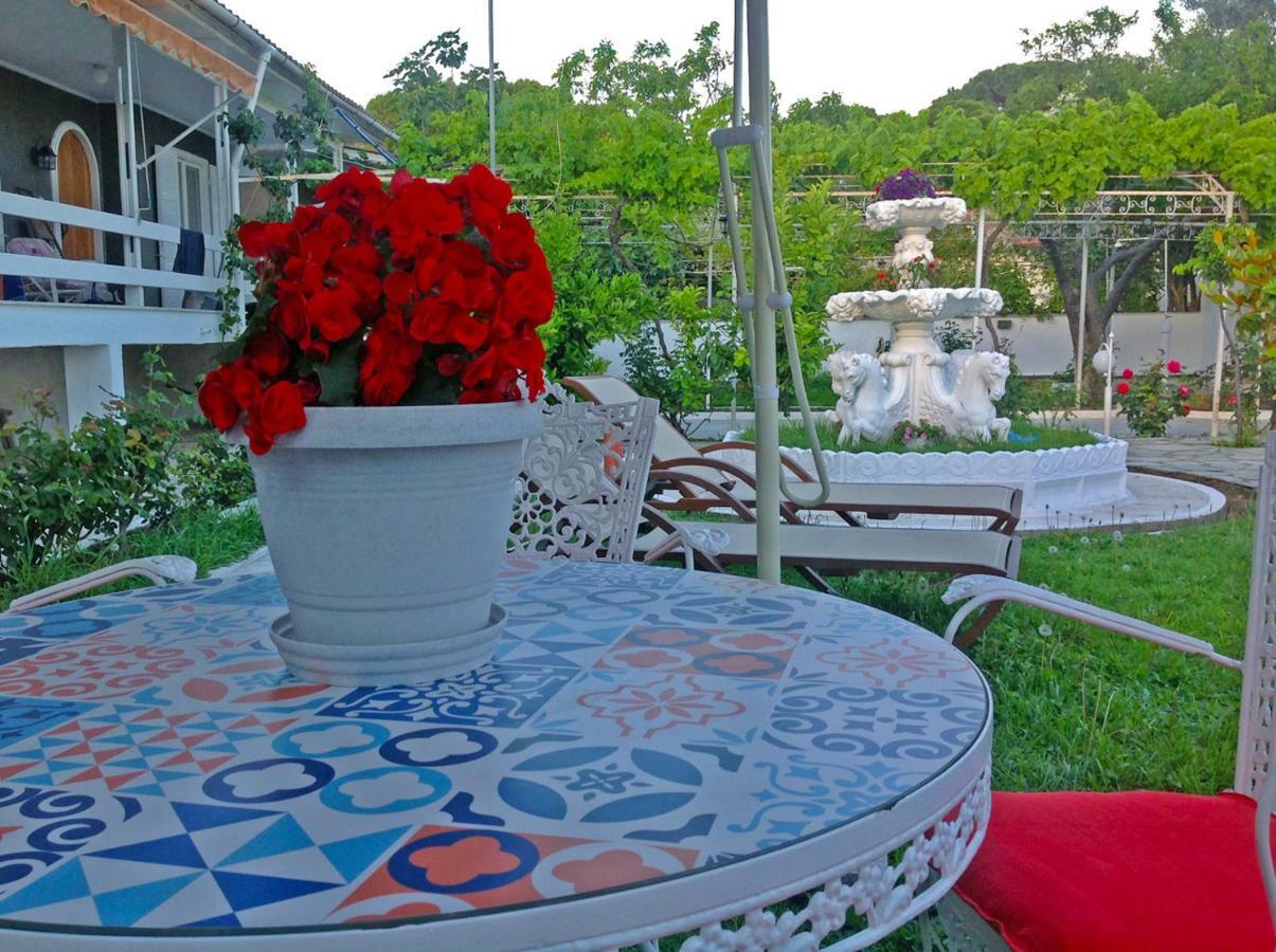 Villa Fofo - Beautiful Sea Front Villa With 650M2 Garden Nea Kallikrateia ภายนอก รูปภาพ
