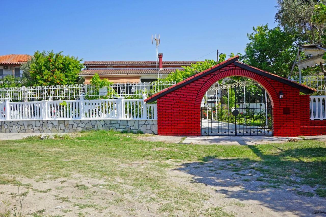 Villa Fofo - Beautiful Sea Front Villa With 650M2 Garden Nea Kallikrateia ภายนอก รูปภาพ