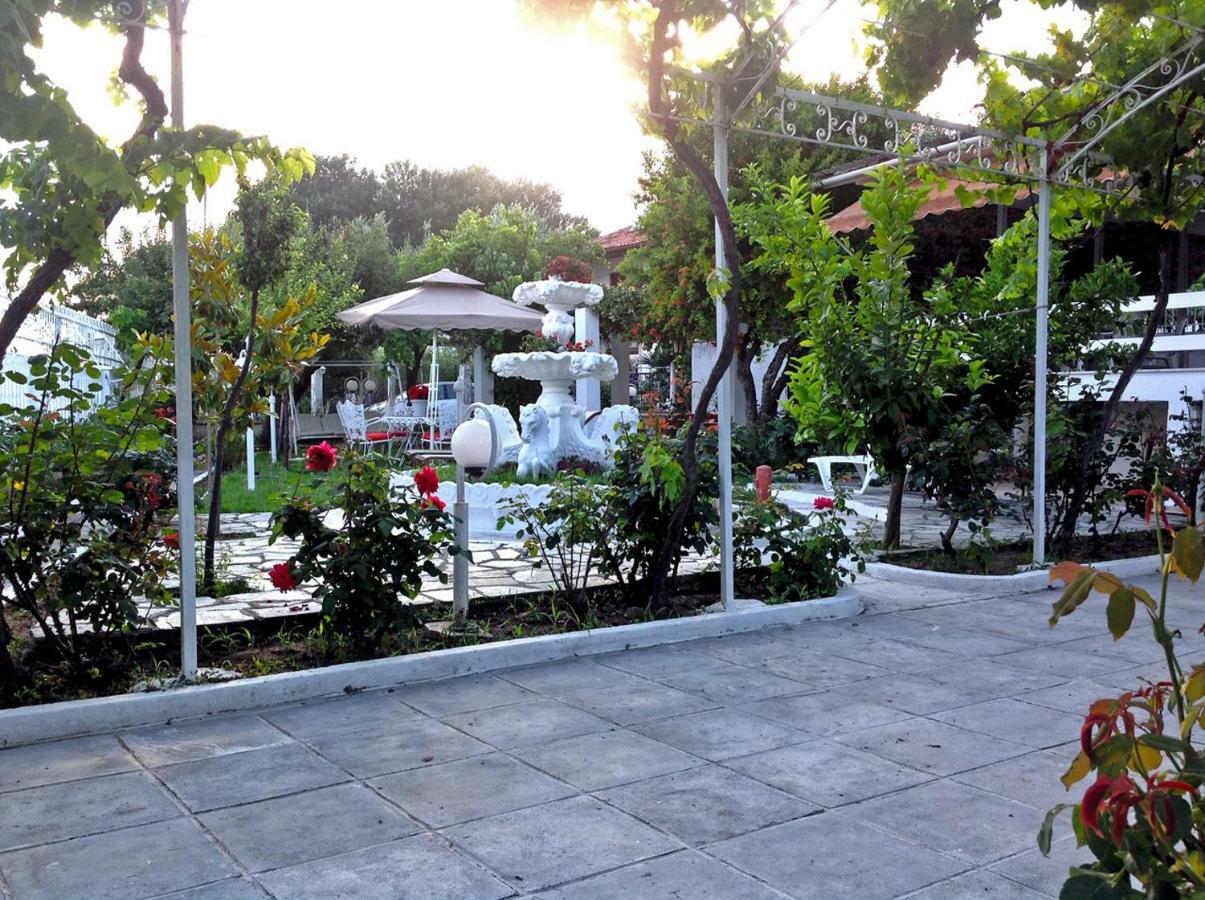 Villa Fofo - Beautiful Sea Front Villa With 650M2 Garden Nea Kallikrateia ภายนอก รูปภาพ