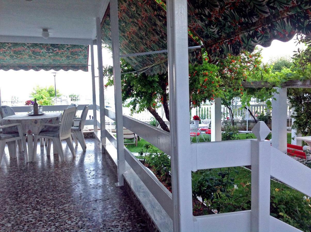 Villa Fofo - Beautiful Sea Front Villa With 650M2 Garden Nea Kallikrateia ภายนอก รูปภาพ