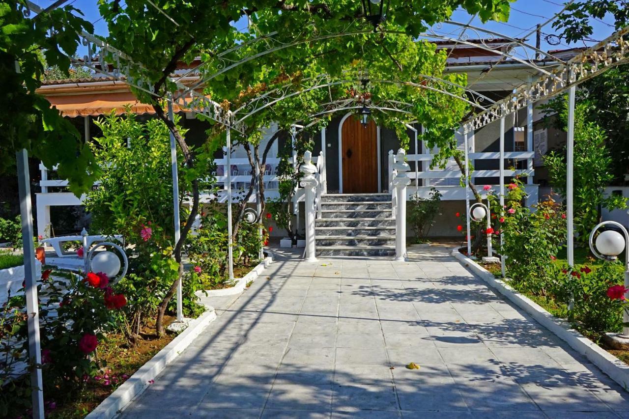 Villa Fofo - Beautiful Sea Front Villa With 650M2 Garden Nea Kallikrateia ภายนอก รูปภาพ